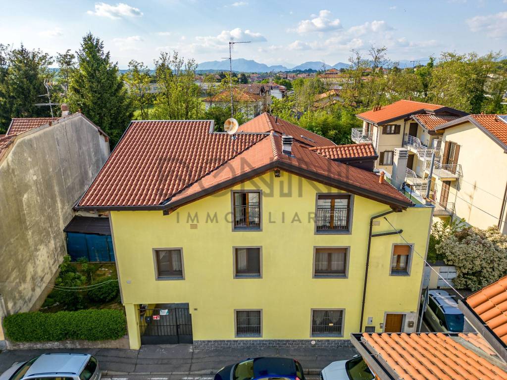 Casa Indipendente in vendita a Tradate via Giacomo Bianchi, 40