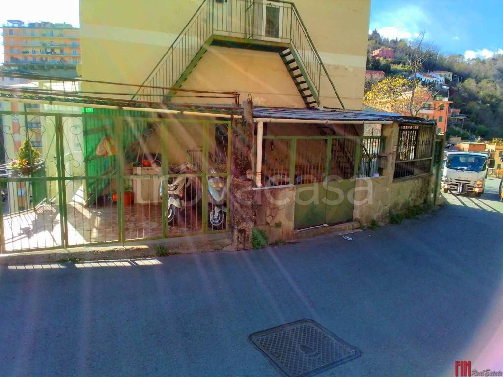 Casa Indipendente in vendita a Genova via Rollino