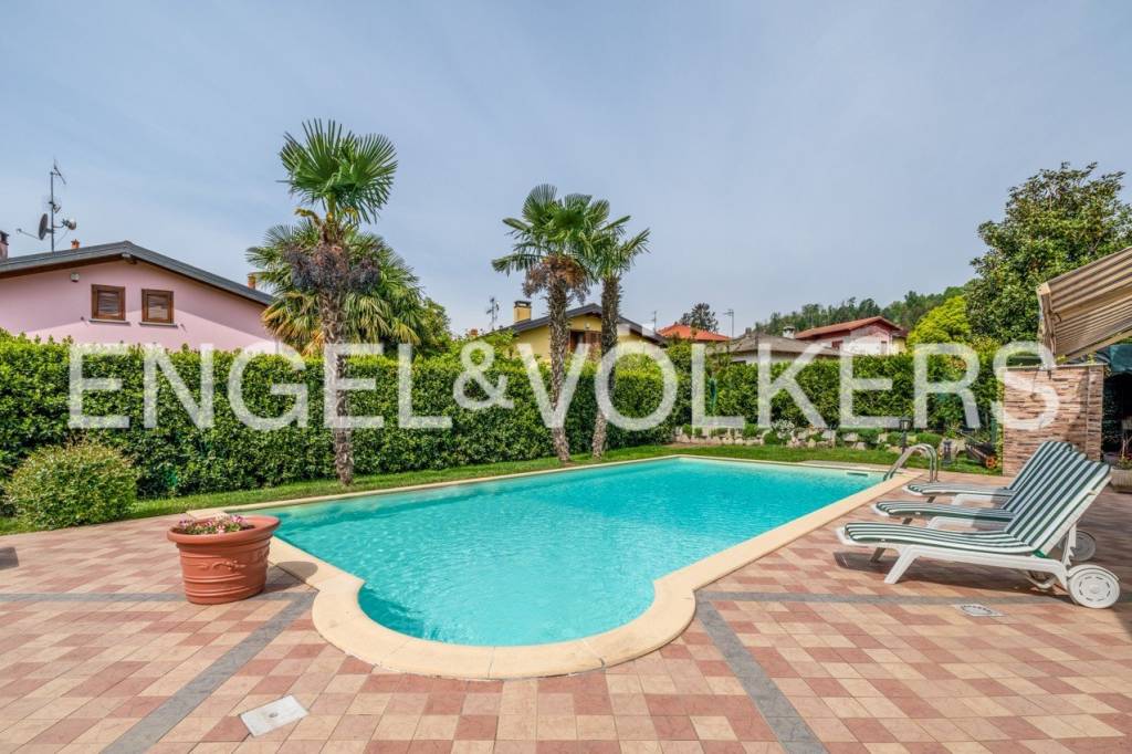 Villa in vendita a Laveno-Mombello via Don Ernesto Redaelli, 22
