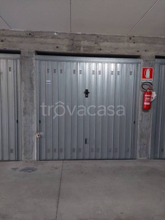 Garage in affitto a Busto Arsizio via Magnago, 43