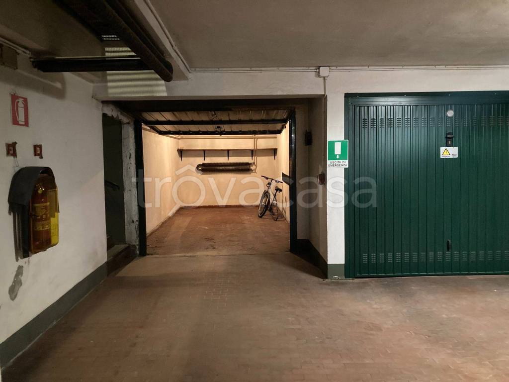 Garage in affitto a Milano via Arzaga, 28