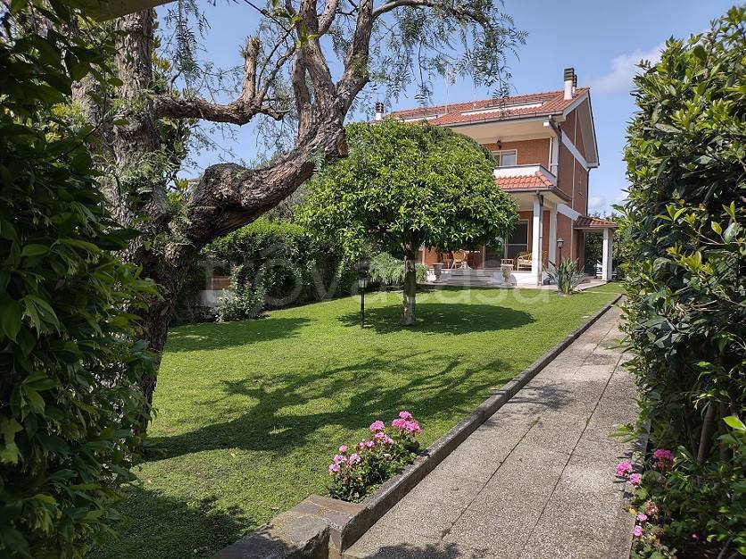 Villa Bifamiliare in vendita ad Ardea via Pratica di Mare