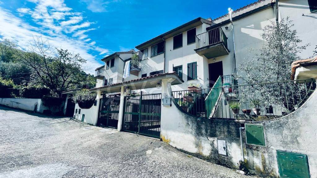 Villa a Schiera in vendita a Poggio Catino via Roma