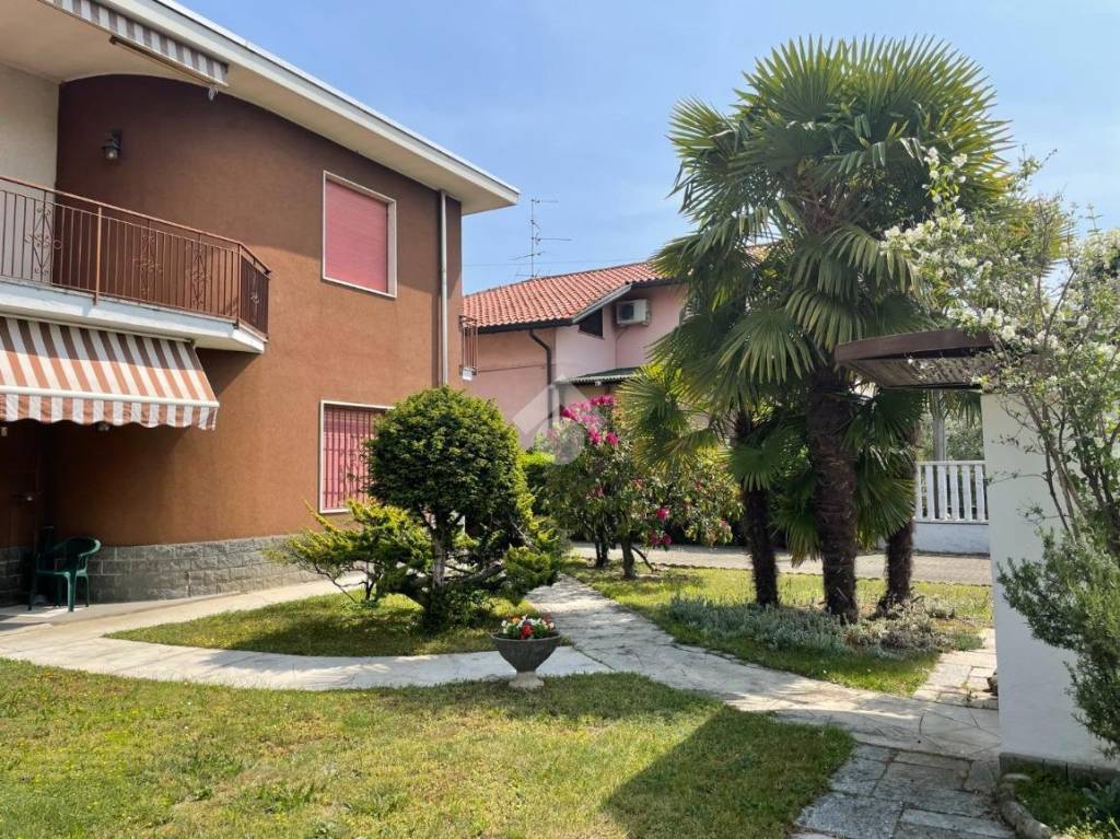 Villa in vendita a Cardano al Campo via cadore, 24