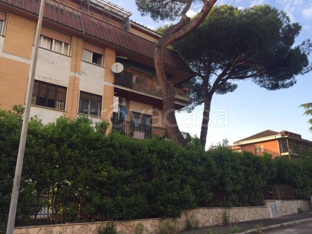 Appartamento in vendita a Roma via Amantea, 42