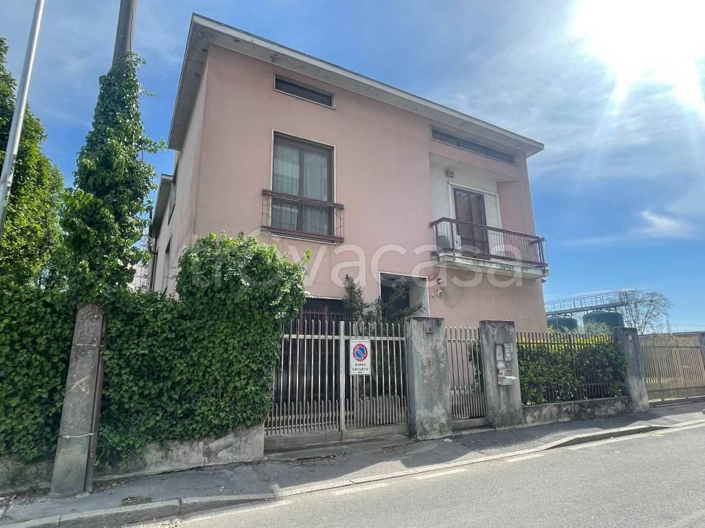 Villa Bifamiliare in vendita a Settimo Milanese via Giacomo Leopardi, 2