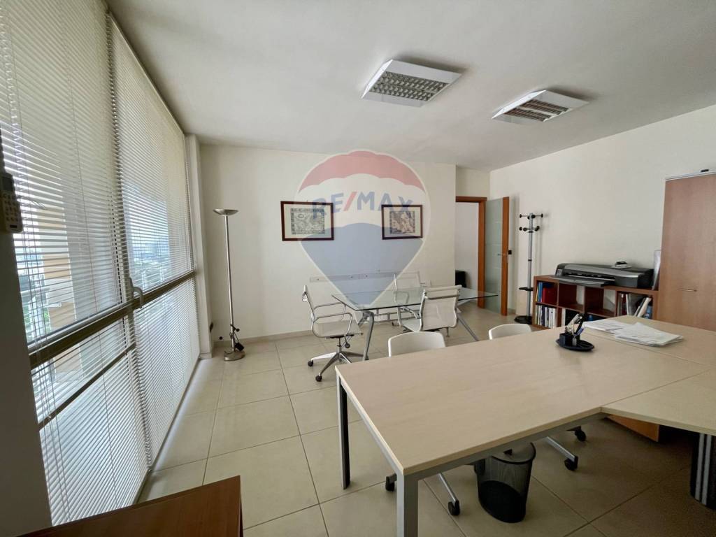 Ufficio in vendita a Bari via Marco Partipilo - Faraone, 38
