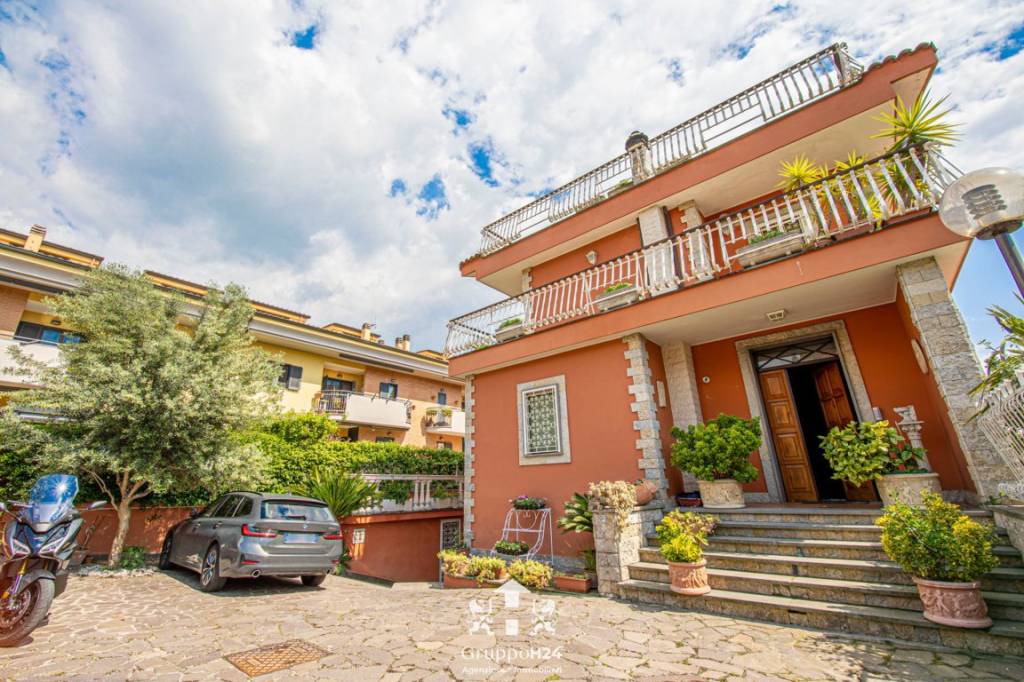 Villa Bifamiliare in vendita a Marino via del Pino, 10