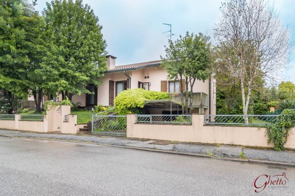 Villa Bifamiliare in vendita a Bondeno via Nino Bixio, 44