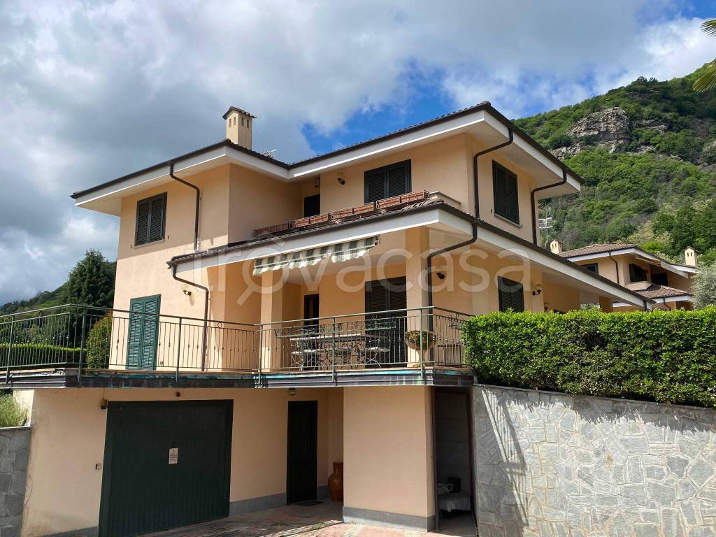 Villa in vendita a Revello via Cavalier Giuseppe Giletta