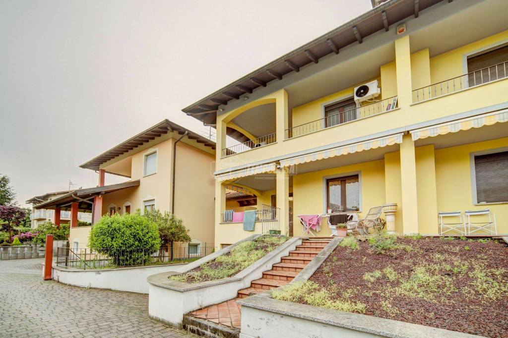 Villa Bifamiliare in vendita a Castelletto sopra Ticino via San Benedetto