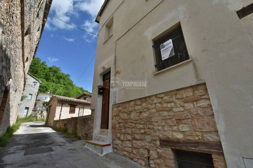 Casa Indipendente in vendita a Caldarola località Colle di Croce 35