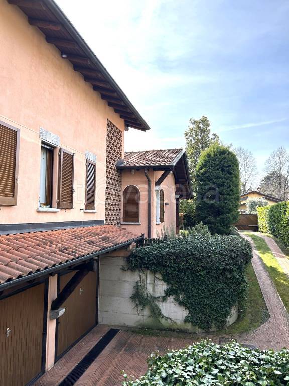 Villa in vendita a Erba via Fatebenefratelli
