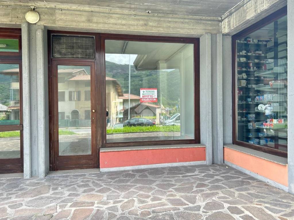 Negozio in affitto a Darfo Boario Terme via Giacomo Cappellini