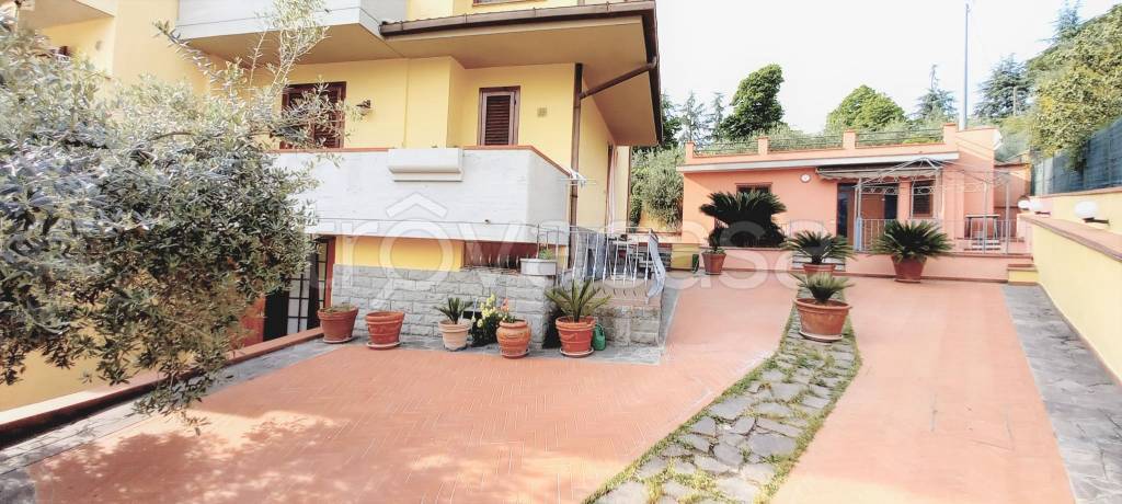 Villa a Schiera in vendita a Carmignano via Grazia Deledda