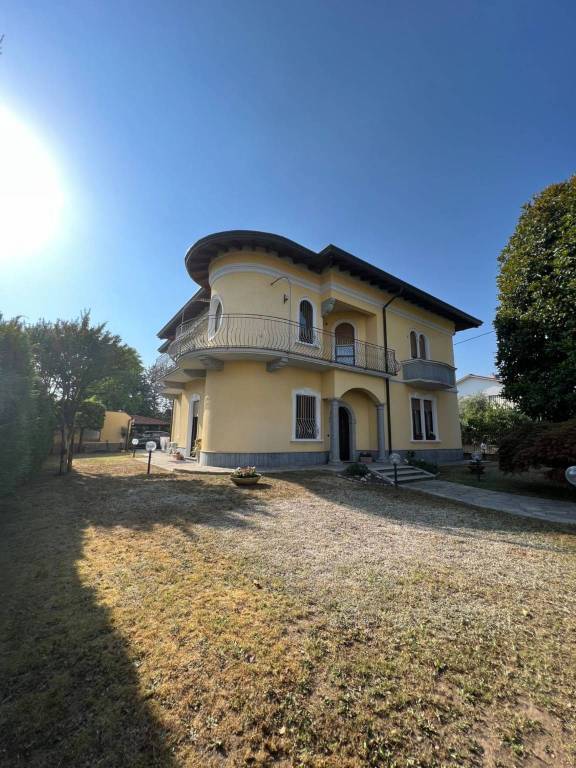 Villa in vendita a Lonate Pozzolo via Monte Rosa