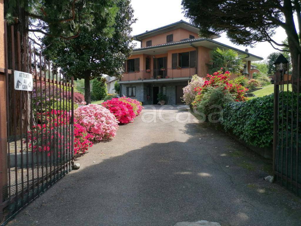 Villa in vendita a Cadrezzate con Osmate via Roma