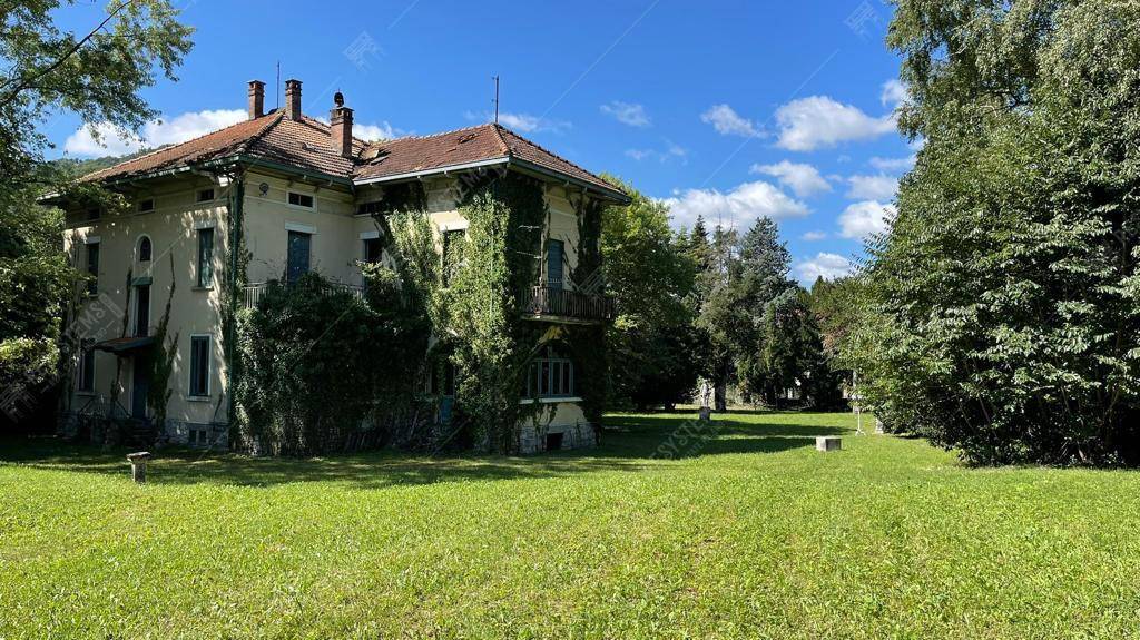 Villa Bifamiliare in vendita a Canzo via Alessandro Volta, 17