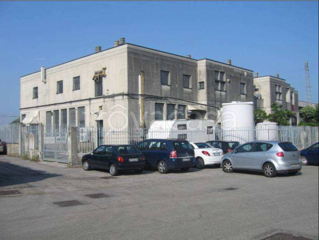 Laboratorio in vendita a Vicenza strada dei Molini,70