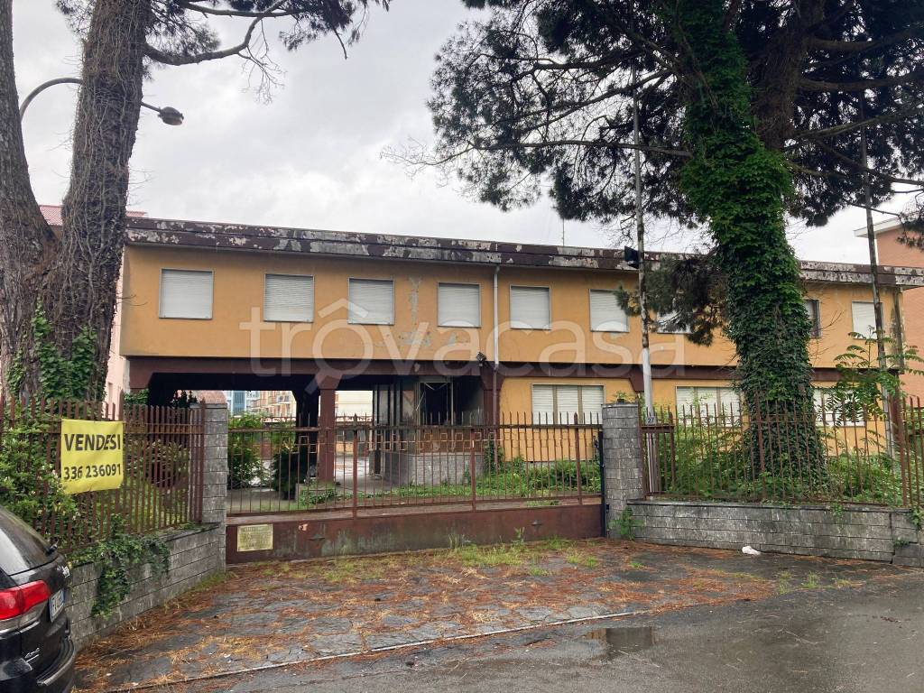 Capannone Industriale in in vendita da privato ad Arona via San Luigi, 27