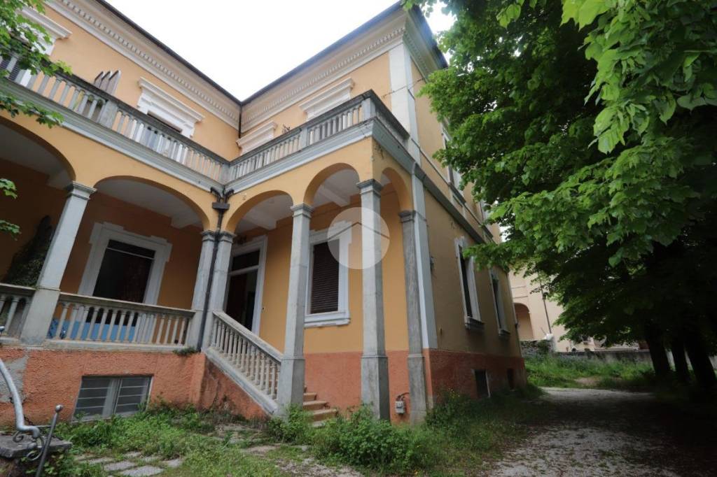 Casa Indipendente in vendita a L'Aquila via Amiternina, 16