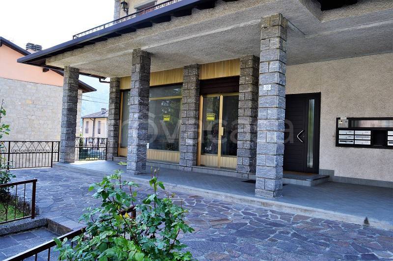 Negozio in affitto a Clusone via Sant'Alessandro, 38