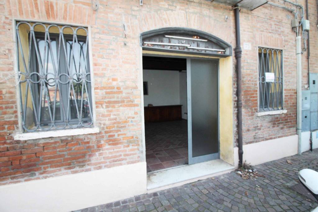 Negozio in affitto a Ferrara piazzale San Giovanni