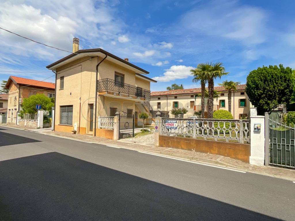 Casale in vendita a Carlino via Giuseppe Garibaldi, 16