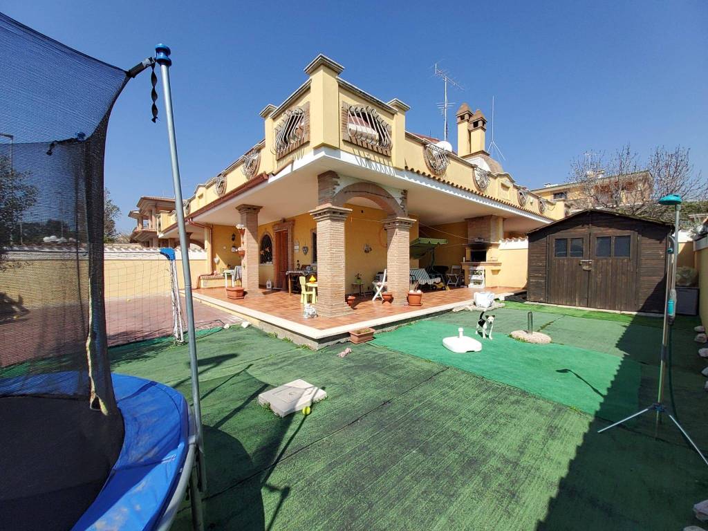 Villa Bifamiliare in vendita a Pomezia via dei Gerani