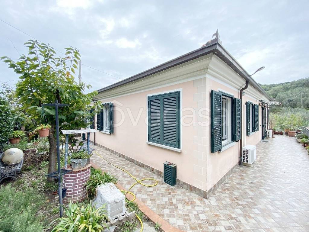 Villa in vendita a San Bartolomeo al Mare via Pairola, 101