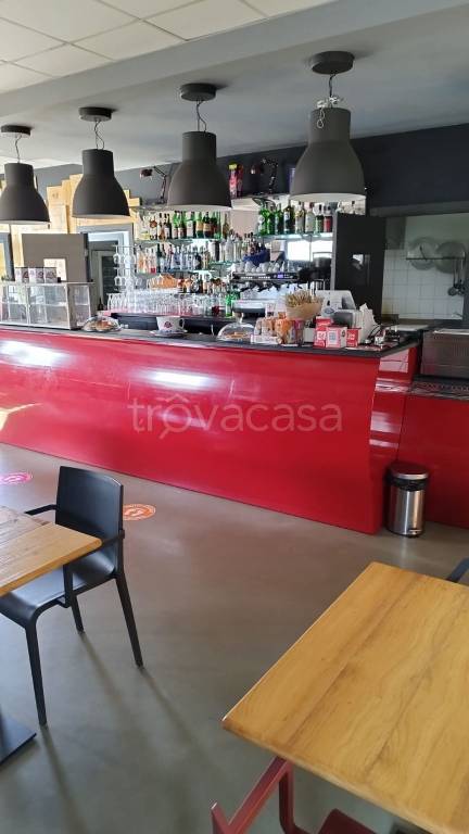 Bar in vendita a Canale corso Fratelli Gianni e Mauro Maccagno, 6