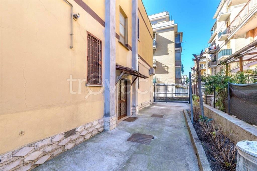 Appartamento in vendita a Roma via dei Canarini