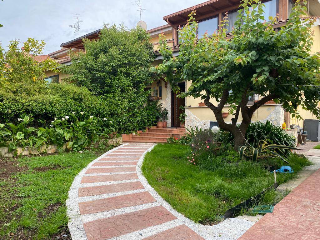 Villa Bifamiliare in vendita ad Ardea via Orbetello