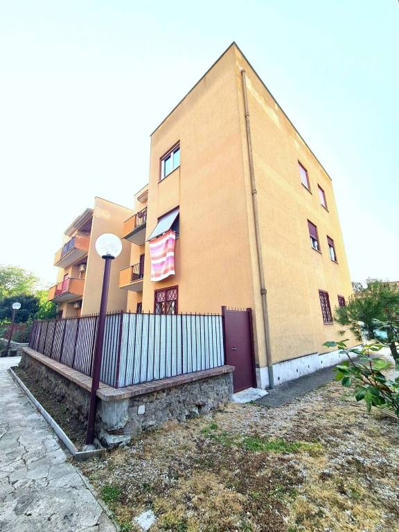 Appartamento in vendita a Roma via Sinopoli
