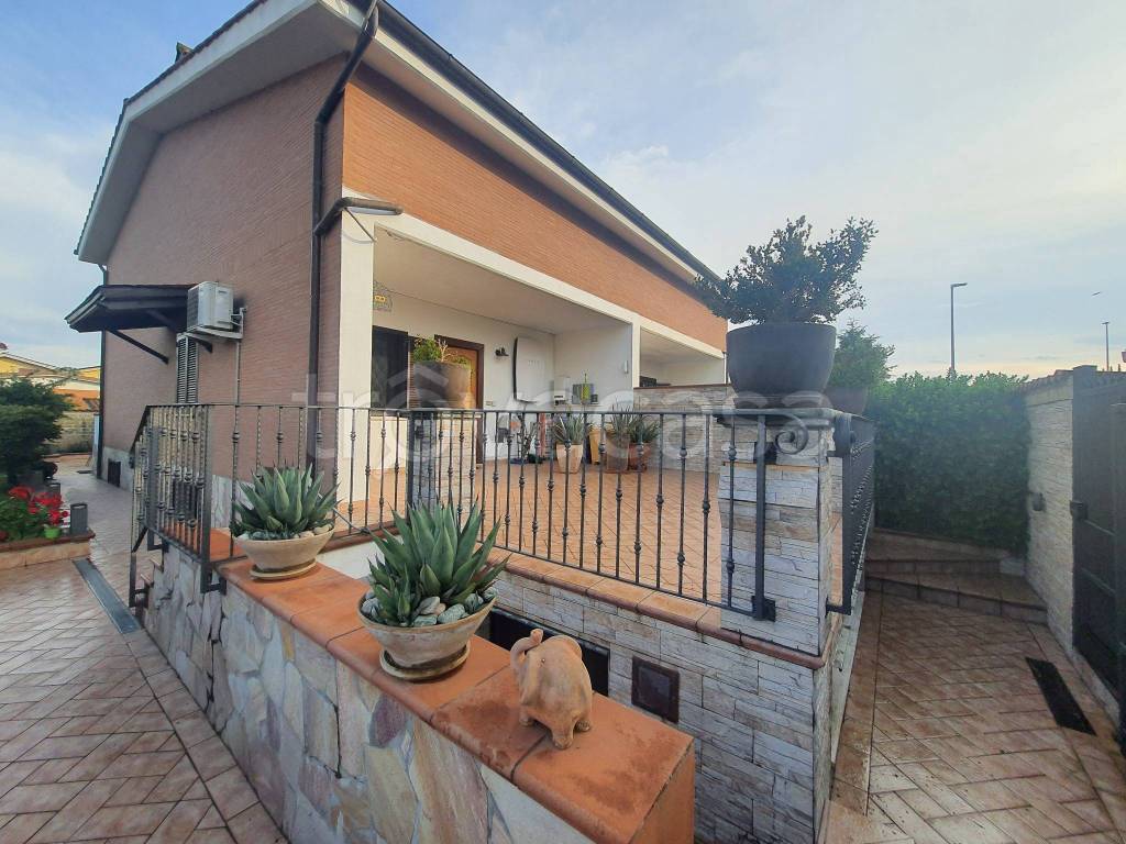 Villa a Schiera in vendita ad Anguillara Sabazia via Traiano