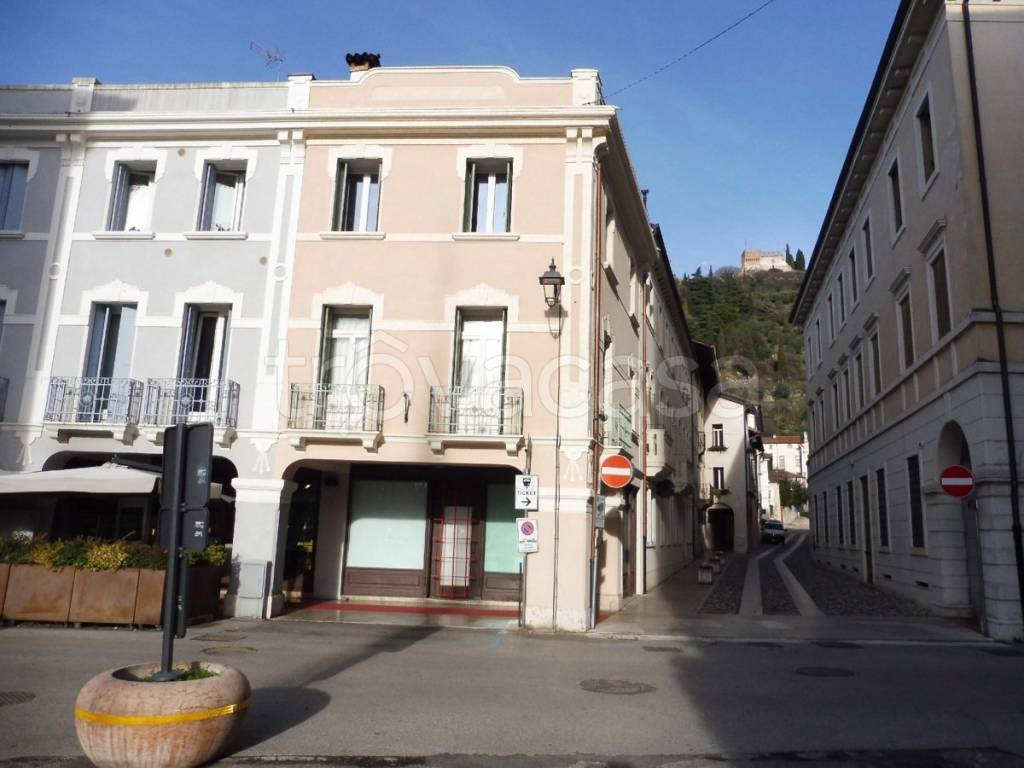 Negozio in affitto a Marostica via Corso Mazzini, 86