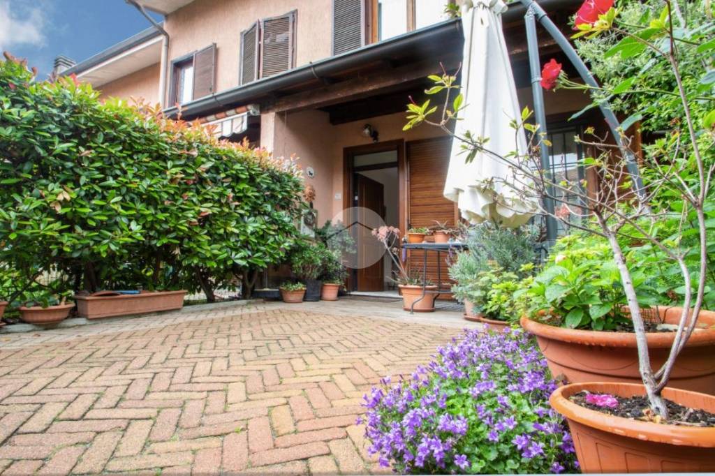 Villa a Schiera in vendita a Garbagnate Milanese via Firenze, 22