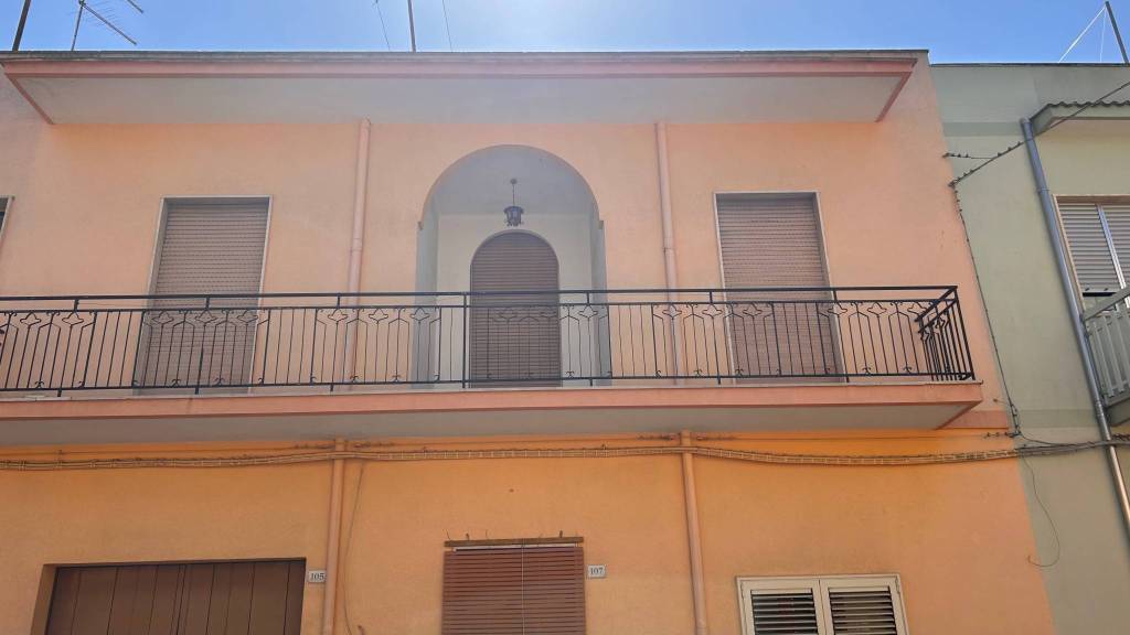 Appartamento in in vendita da privato a Latiano via Michele Buongiorno, 103