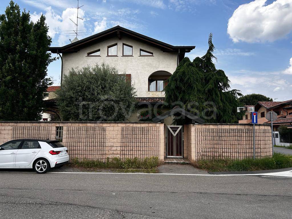 Villa in vendita a Gorla Minore via Adamello, 31