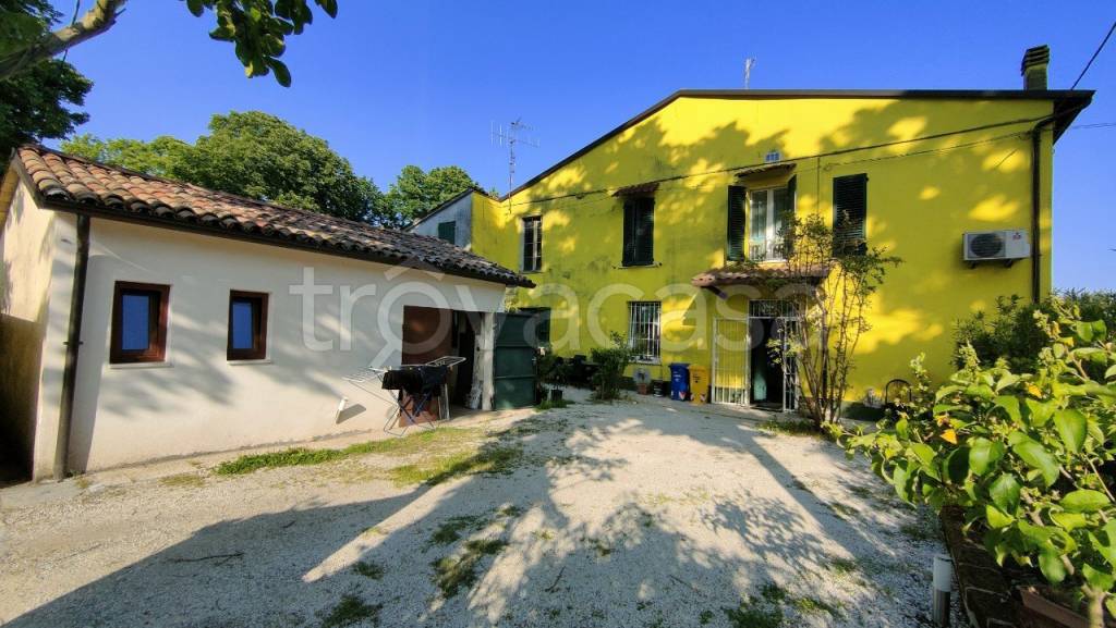 Casa Indipendente in vendita a Forlì via Lughese