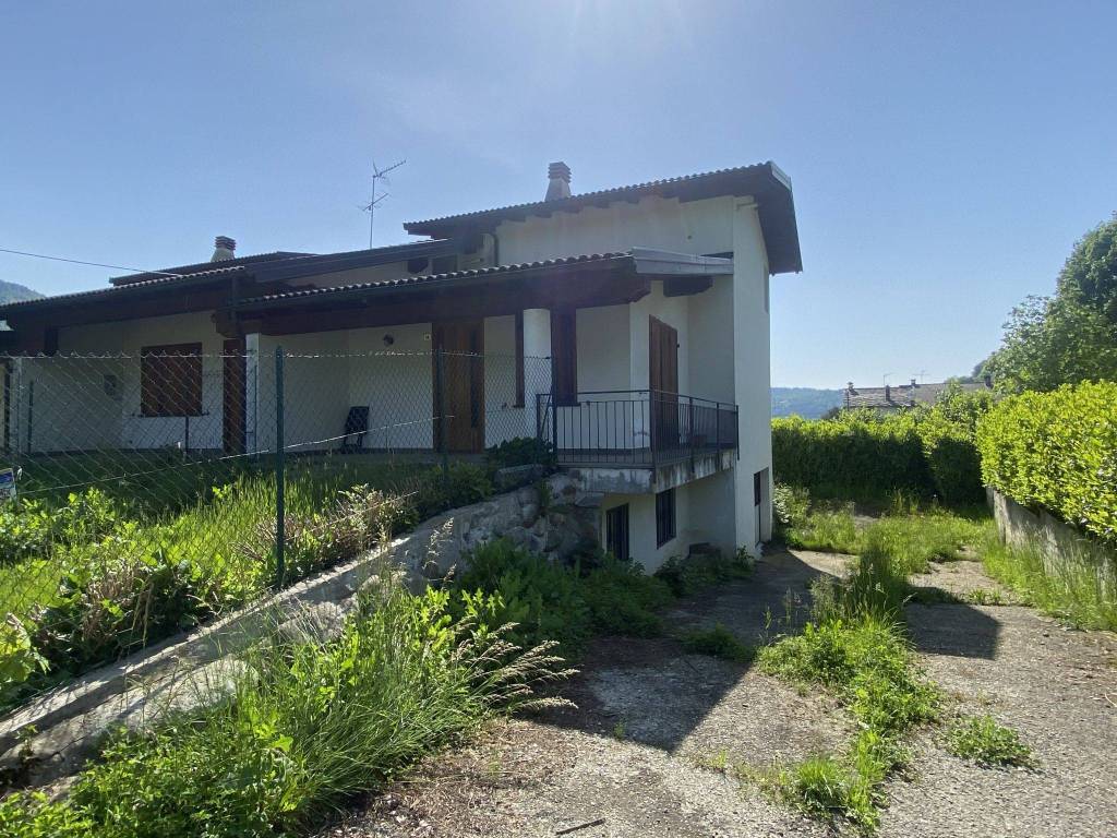 Villa a Schiera in vendita a Valchiusa via del Mulino 14