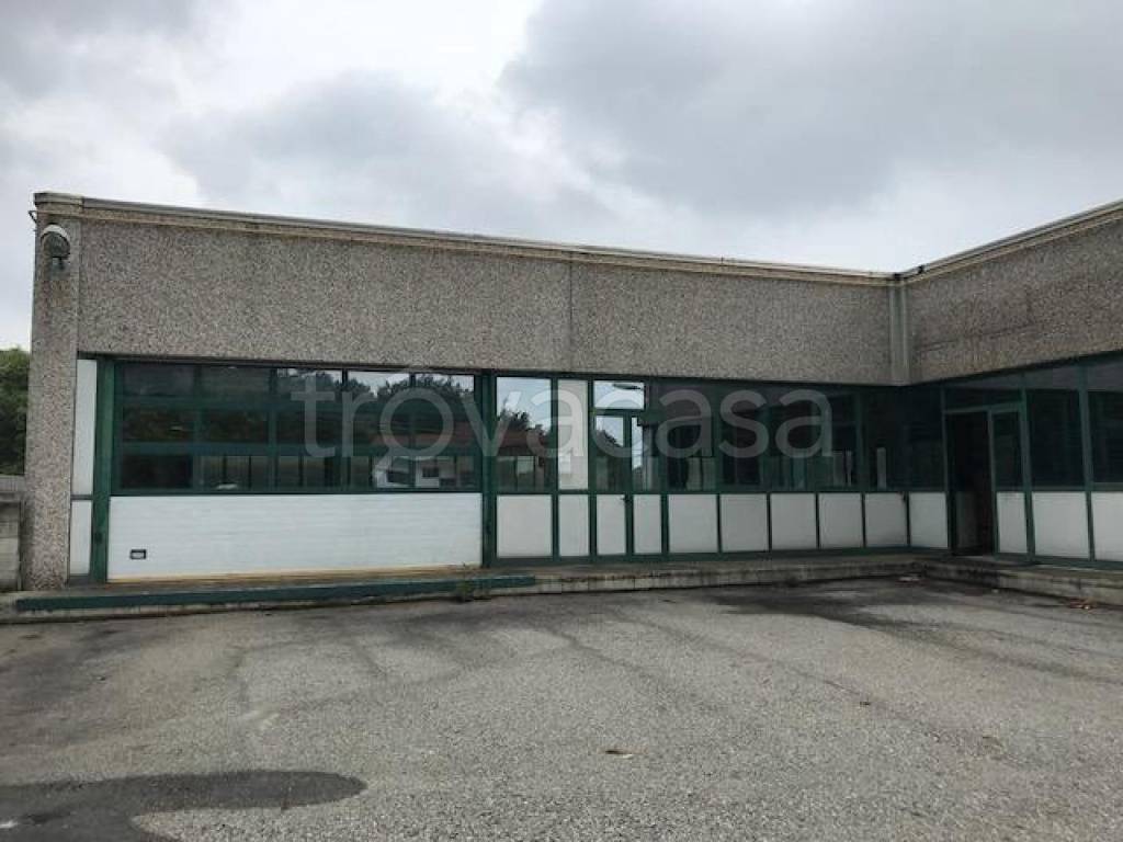 Capannone Industriale in vendita a Gattico-Veruno via Cascinetta, 19