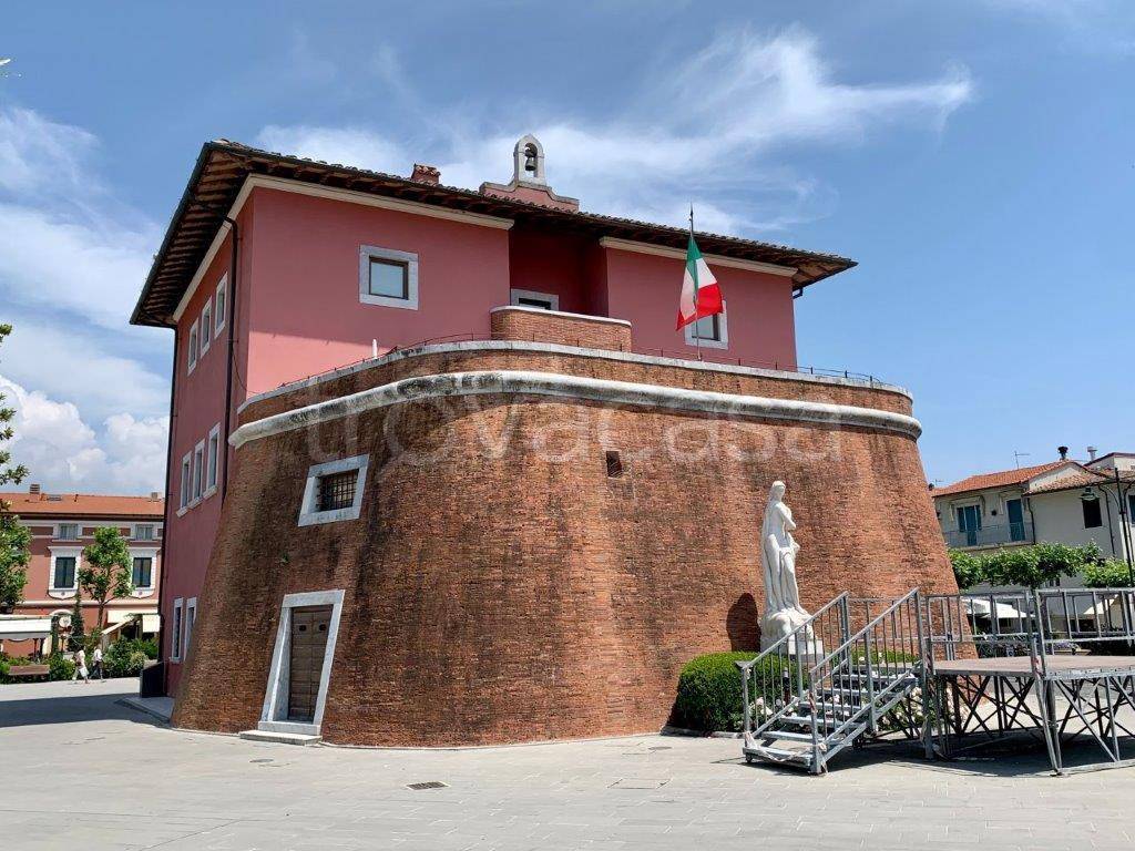 Villa Bifamiliare in vendita a Forte dei Marmi via Duca degli Abruzzi, 90