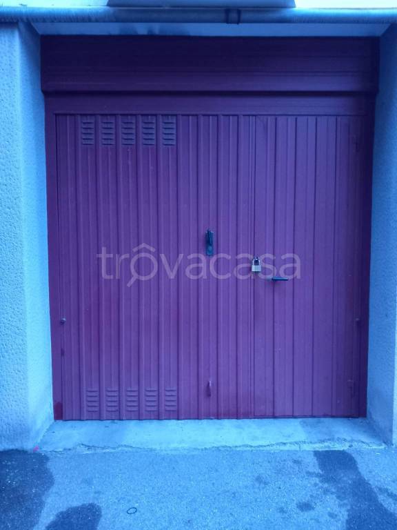 Garage in affitto a Baranzate via Longarone, 7
