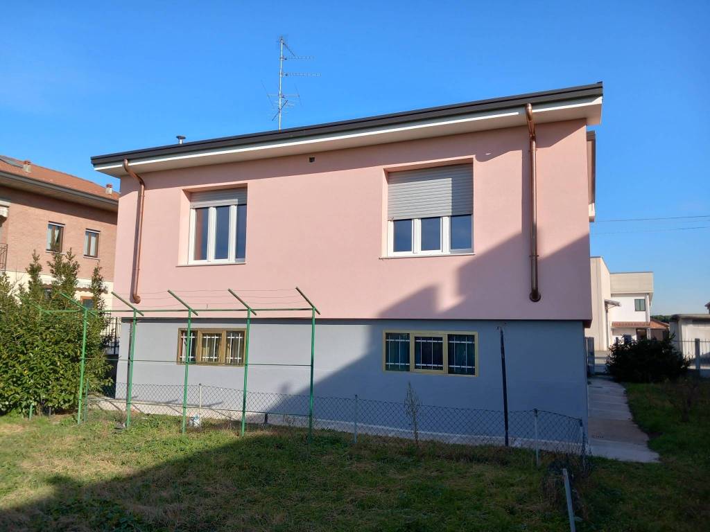 Villa in vendita a Novara strada Oleggio, 15