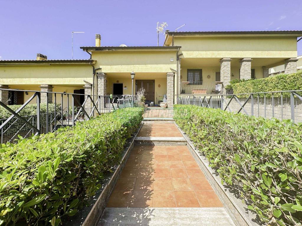 Villa a Schiera in vendita ad Anguillara Sabazia via Richard Wagner