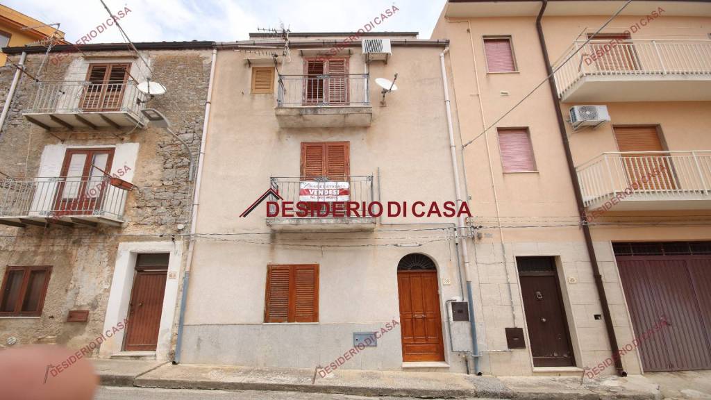 Casa Indipendente in vendita a Gratteri viale Vittorio Emanuele, 38