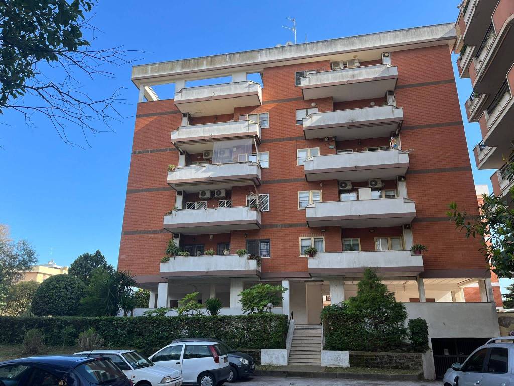 Appartamento in vendita a Pomezia via Pietro Nenni, 29