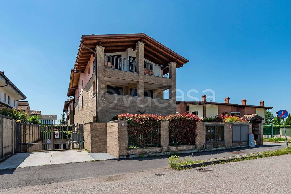 Appartamento in vendita a Lainate via Val Seriana 39
