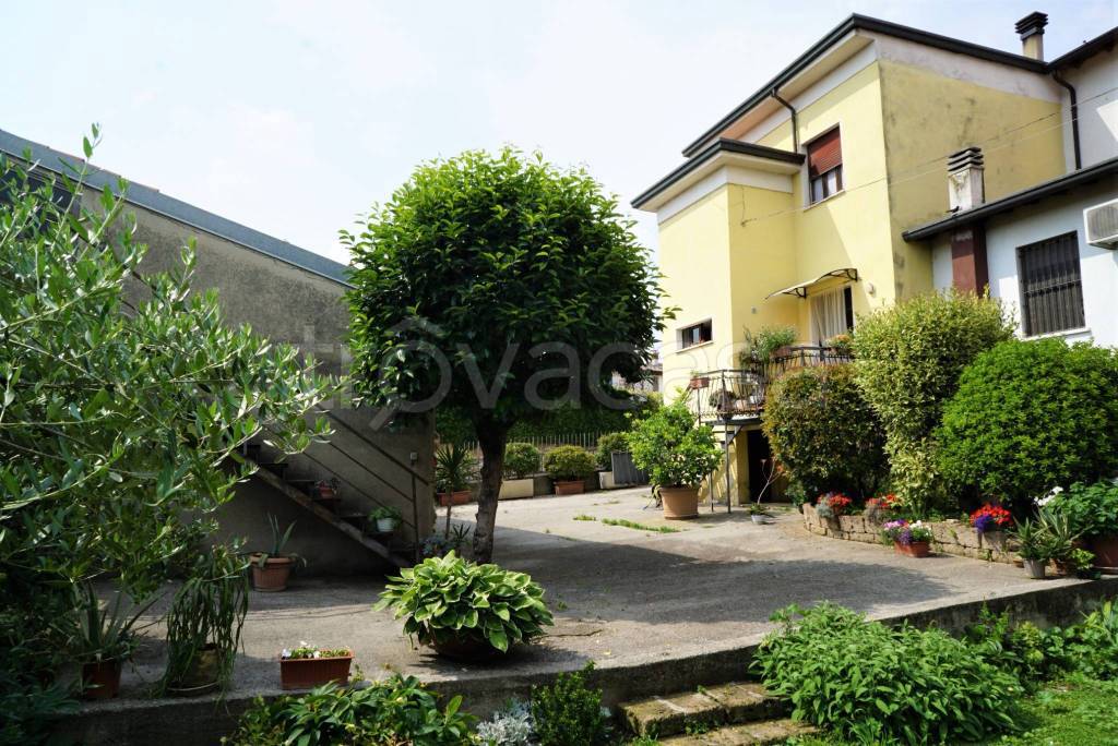 Villa Bifamiliare in vendita a Calcinato via Santa Maria